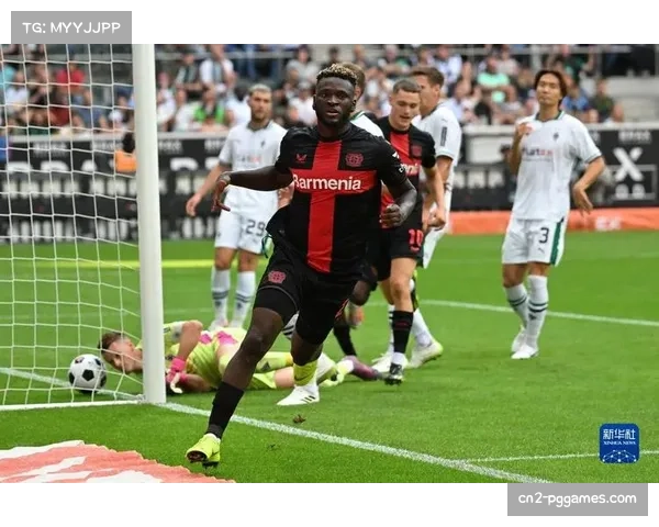 特写：勒沃库森前锋博尼法斯在反击中巧妙脚后跟做球，助攻队友得分